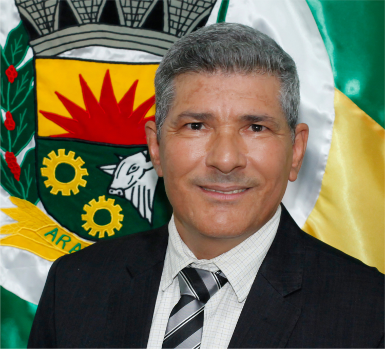 Vereador Irmão Lázaro propõe instalação de bancos em área gramada na entrada de Araputanga